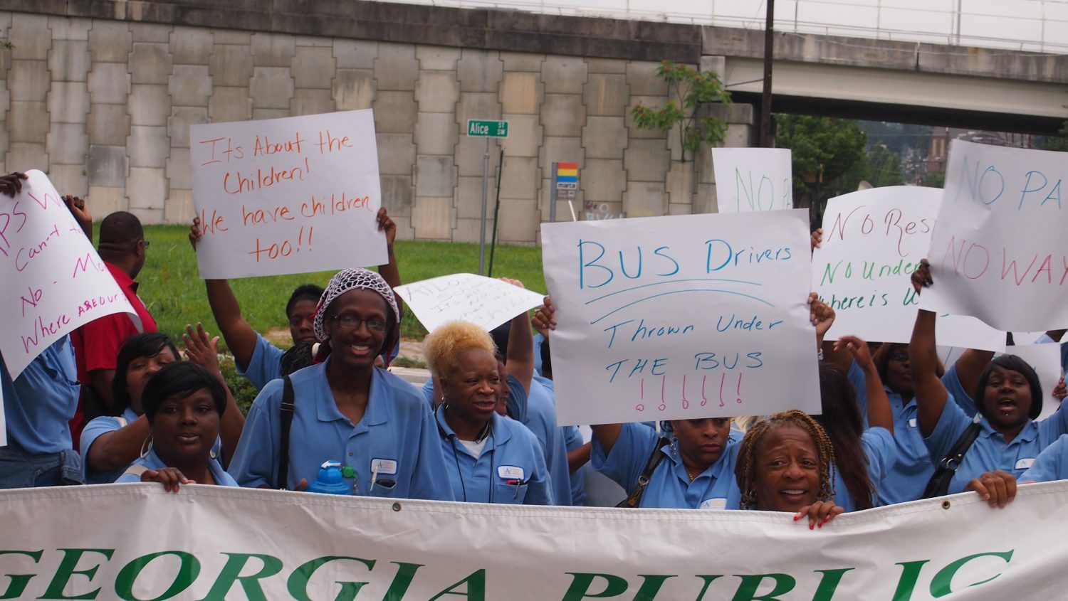 Bus+drivers+protest+salary%2C+communication+problems