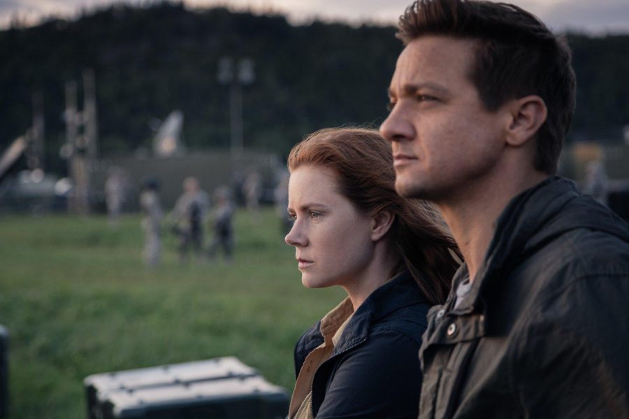 Amy Adams and Jeremy Renner in Arrival (2016).