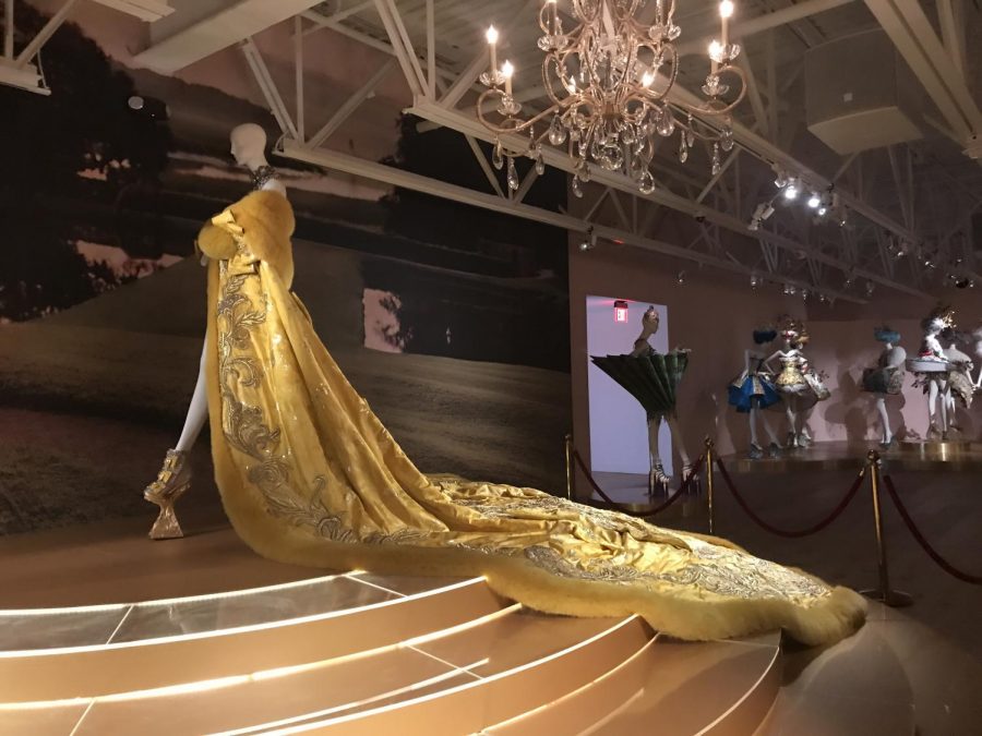 Peis “The Great Queen” from her “One Thousand and Two Nights” collection in 2010 is recognizable as the dress Rihanna wore to the 2015 Met Gala. The gown is 55 pounds of silk, lush fur and layers of embroidery. It took 20 months to complete and is, stated by Guo, “to express an infinite pursuit of beauty”.
