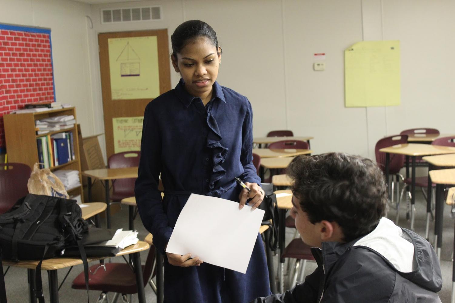Talyssa Hunter helps AP Calculus student Alex Tischer answer last minute questions before a quiz in her room on Dec. 18, 2017. Hunter gladly cleared up some confusion before the quiz began.