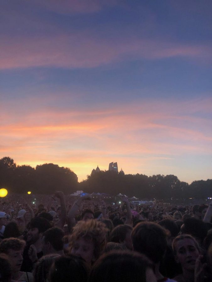 As the sunsets behind the skyline, the temperature finally starts to go down. A big contribution to student’s fashion choices at music midtown is the intense heat that comes with the sun and crowds. 