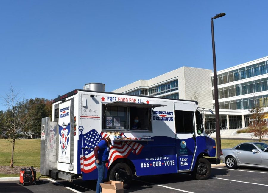 David T. Howard Middle School volunteers, with the help of Pizza to the Polls, ensured that voters had a positive voting experience. 