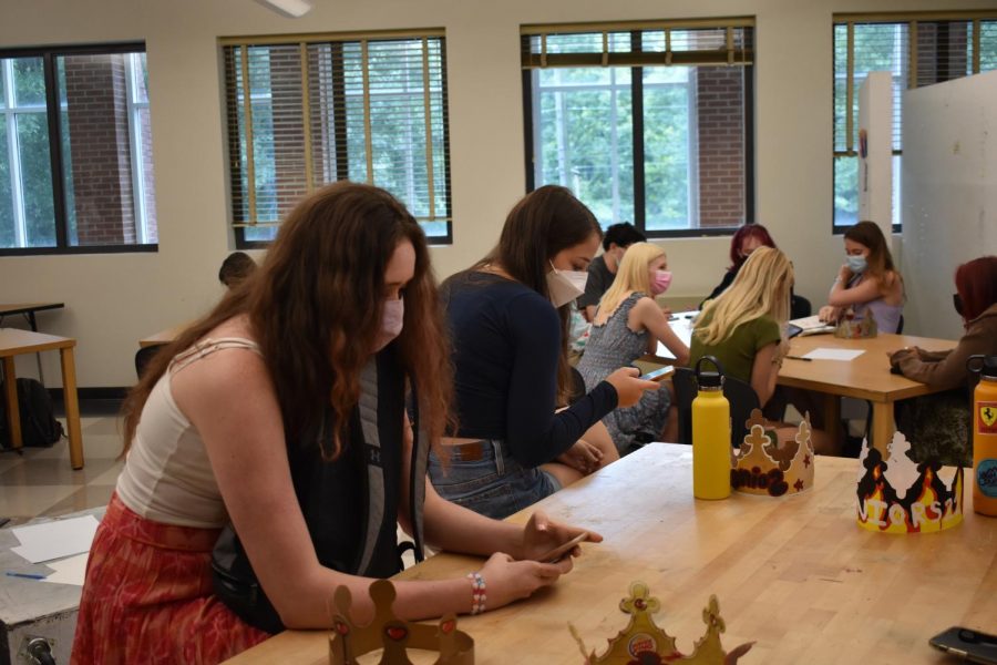 Seniors Lillian Wilson (left) and Meg McGahan (right) are seen masked along with their peers in AP Art. 