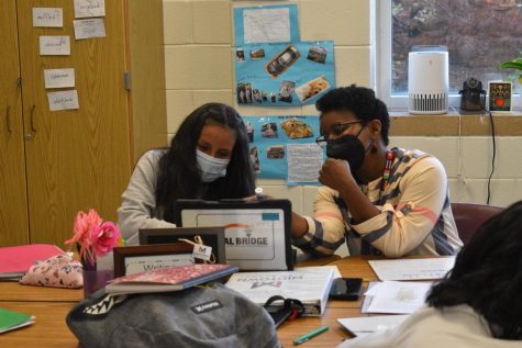 To assist with the learning and comprehension of all of her students, ESOL teacher Che Andrews checks in on each individual student and helps them overcome any difficulties when learning and improving their English. 
