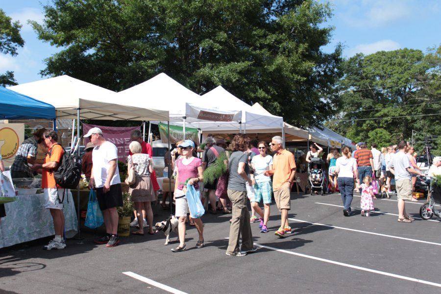 On+a+warm+Saturday+morning+at+The+Cathedral+of+St.+Philip%2C+people+line+up+to+get+food+and+other+products+from+various+vendors.