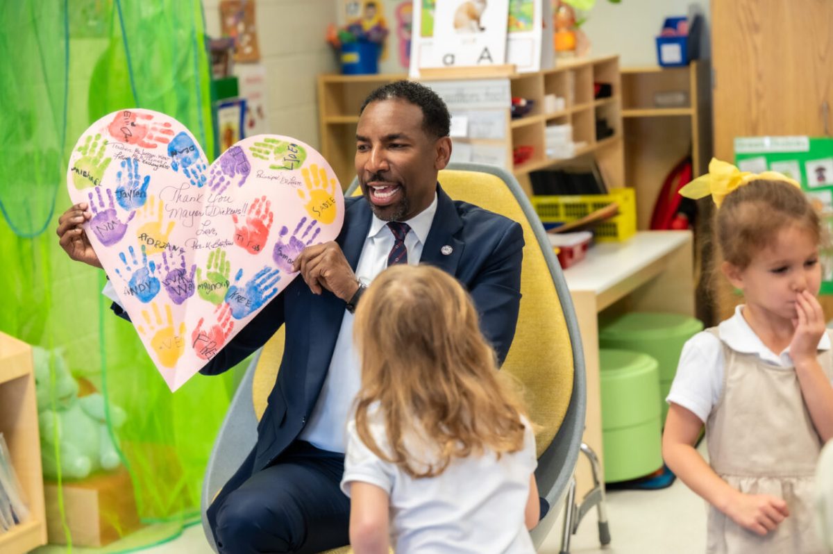 Atlanta+Mayor+Andre+Dickens+is+greeted+by+a+hand-painted+card+when+visiting+Nadyne+Jackson-West+and+Monica+Thomass+pre-K+class+at+Benteen+Elementary+School.
