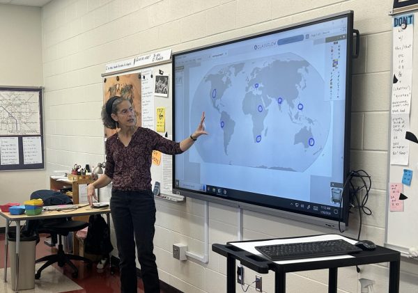 AP World History teacher Margaret Edson prepares her class for their upcoming test on revolutions
against imperialism. Edson primarily uses a lecture-based teaching style when reviewing with her students.