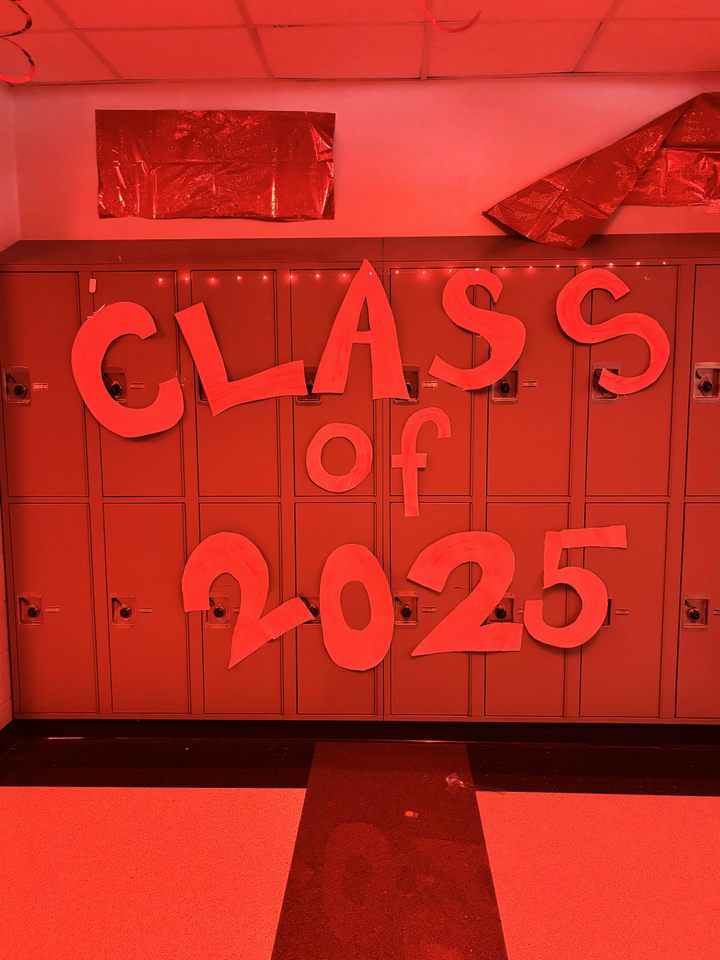 Class of 2025 decorates the hall with various colored paper, lights, and wordings.