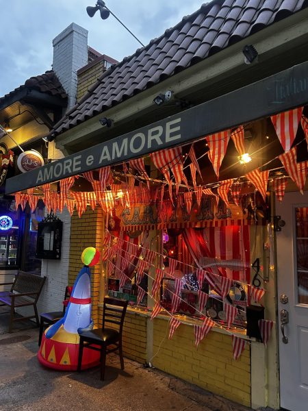 Amore e Amore features themed decorations that change throughout the seasons. Their current theme “Under The Big Top,” is based on Cirque du Soleil and incorporates decorations and activities based on the acrobatic show and circus.