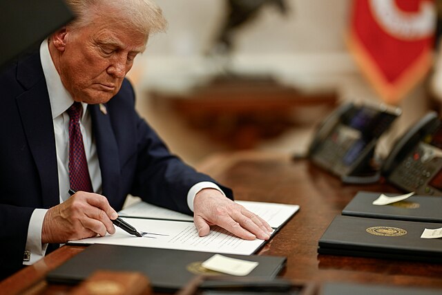 On Feb. 18, President Donald Trump signed an order forcing all universities to cut DEI initiatives or risk losing federal funding if they refuse. This threat marks an attack on the freedom of education in the U.S., infringing on the independence of hundreds of universities.