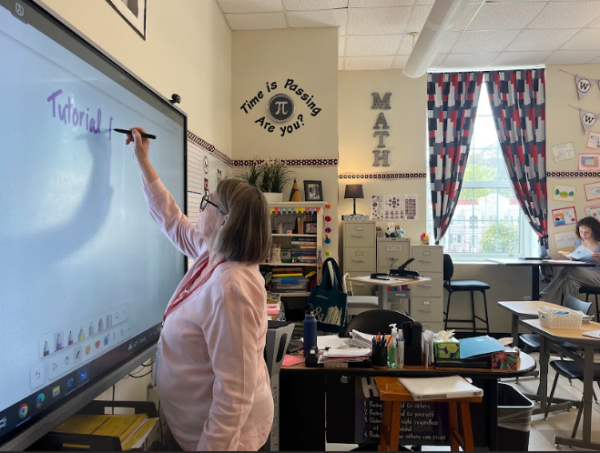 Math teacher Vicki Vinson prepares to instruct AP Statistics and Precalculus students at after school tutorial. After more than a decade at Midtown, she has announced her retirement.