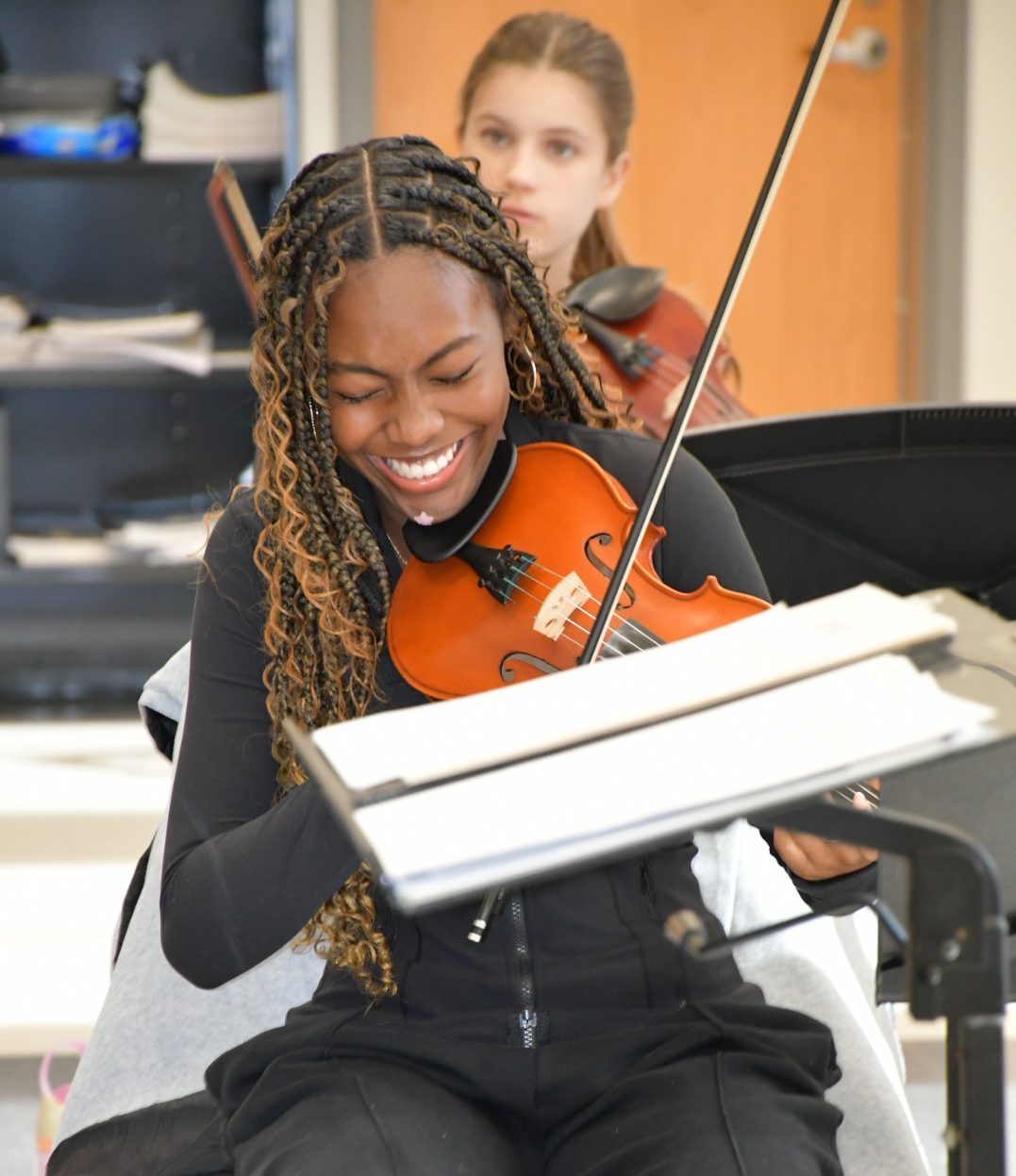 CLASSROOM CREATION: Freshman Sienna Miller practices the violin with her 3B Intermediate Orchestra class. Miller said she enjoys the class and practices violin at home too.